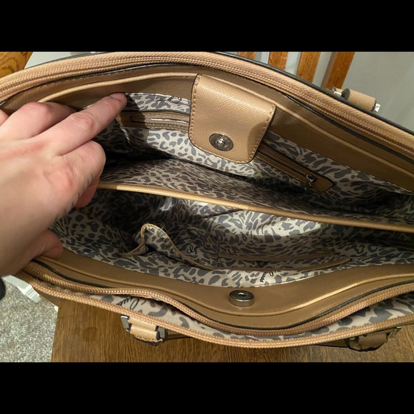 AUTHENTIC GUESS PURSE - Picture 5 of 9